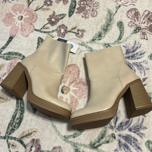 NWT universal thread cream boots - Picture 2 of 7